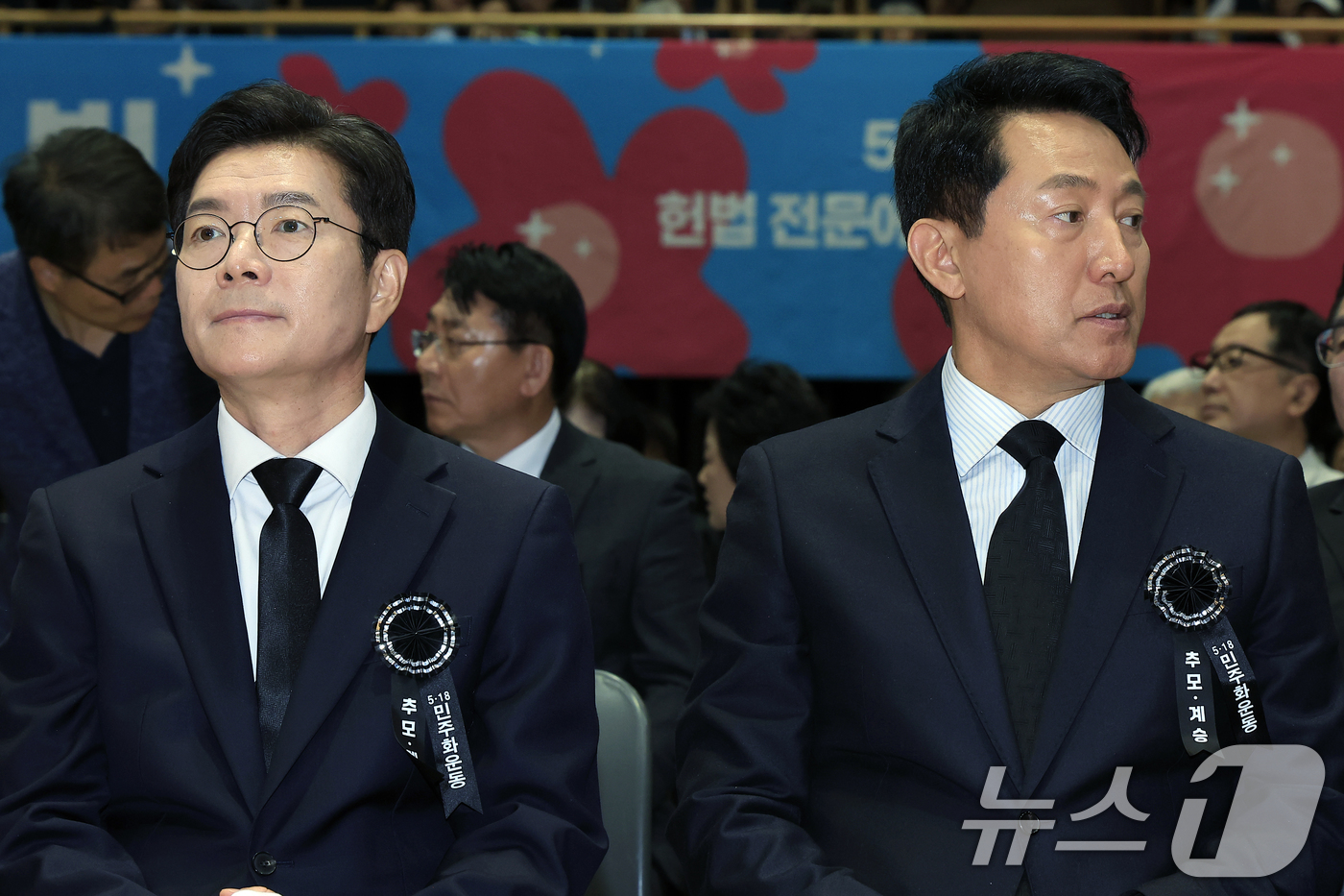 (서울=뉴스1) 박정호 기자 = 정원오 더불어민주당 서울시장 후보(왼쪽)와 오세훈 국민의힘 서울시장 후보가 18일 오전 서울 중구 서울시청 다목적홀에서 열린 5.18민주화운동 제4 …