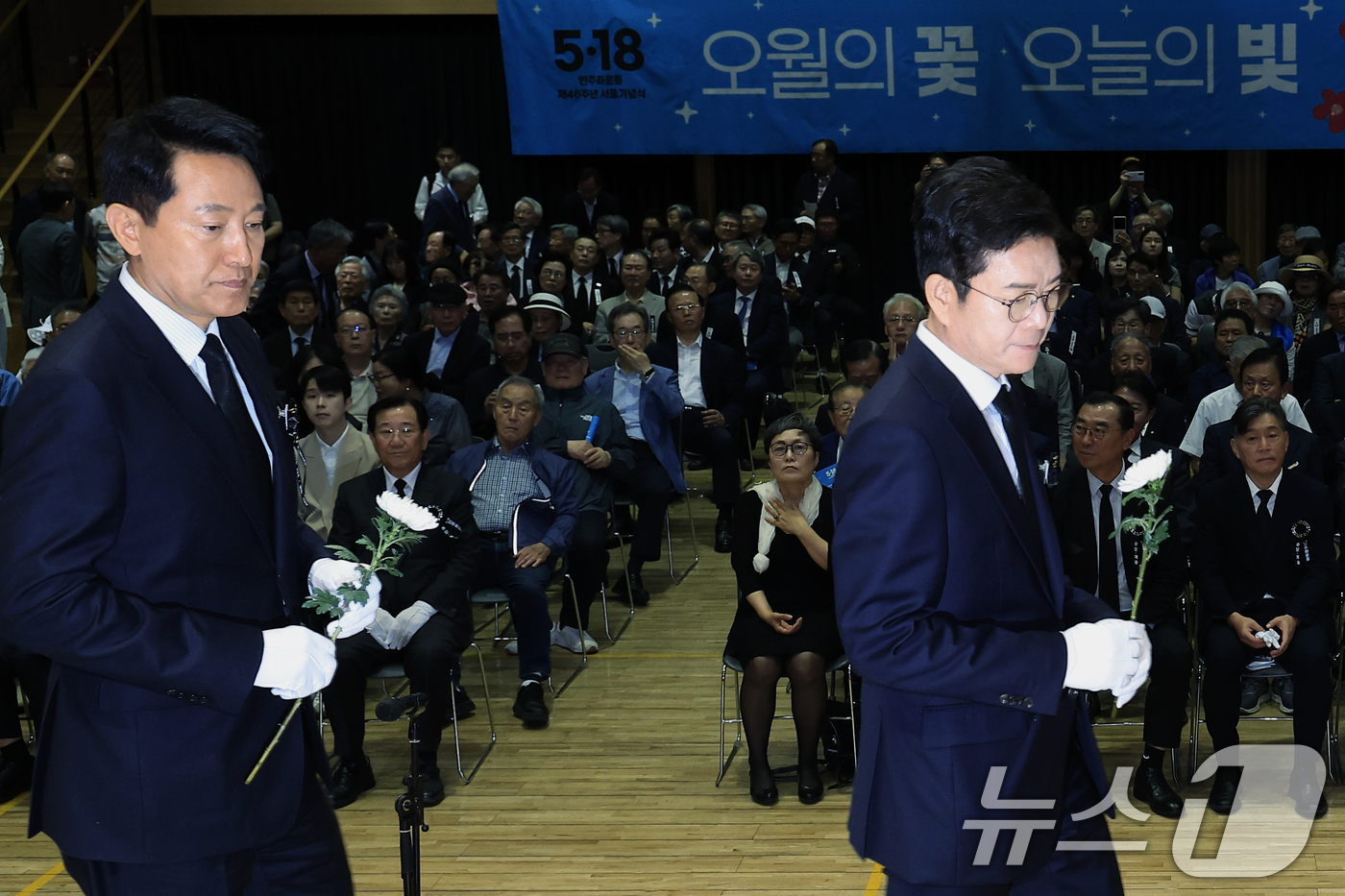 (서울=뉴스1) 박정호 기자 = 정원오 더불어민주당 서울시장 후보(오른쪽)와 오세훈 국민의힘 서울시장 후보가 18일 오전 서울 중구 서울시청 다목적홀에서 열린 5.18민주화운동 제 …
