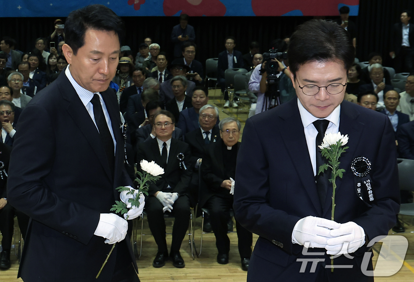 (서울=뉴스1) 박정호 기자 = 정원오 더불어민주당 서울시장 후보(오른쪽)와 오세훈 국민의힘 서울시장 후보가 18일 오전 서울 중구 서울시청 다목적홀에서 열린 5.18민주화운동 제 …