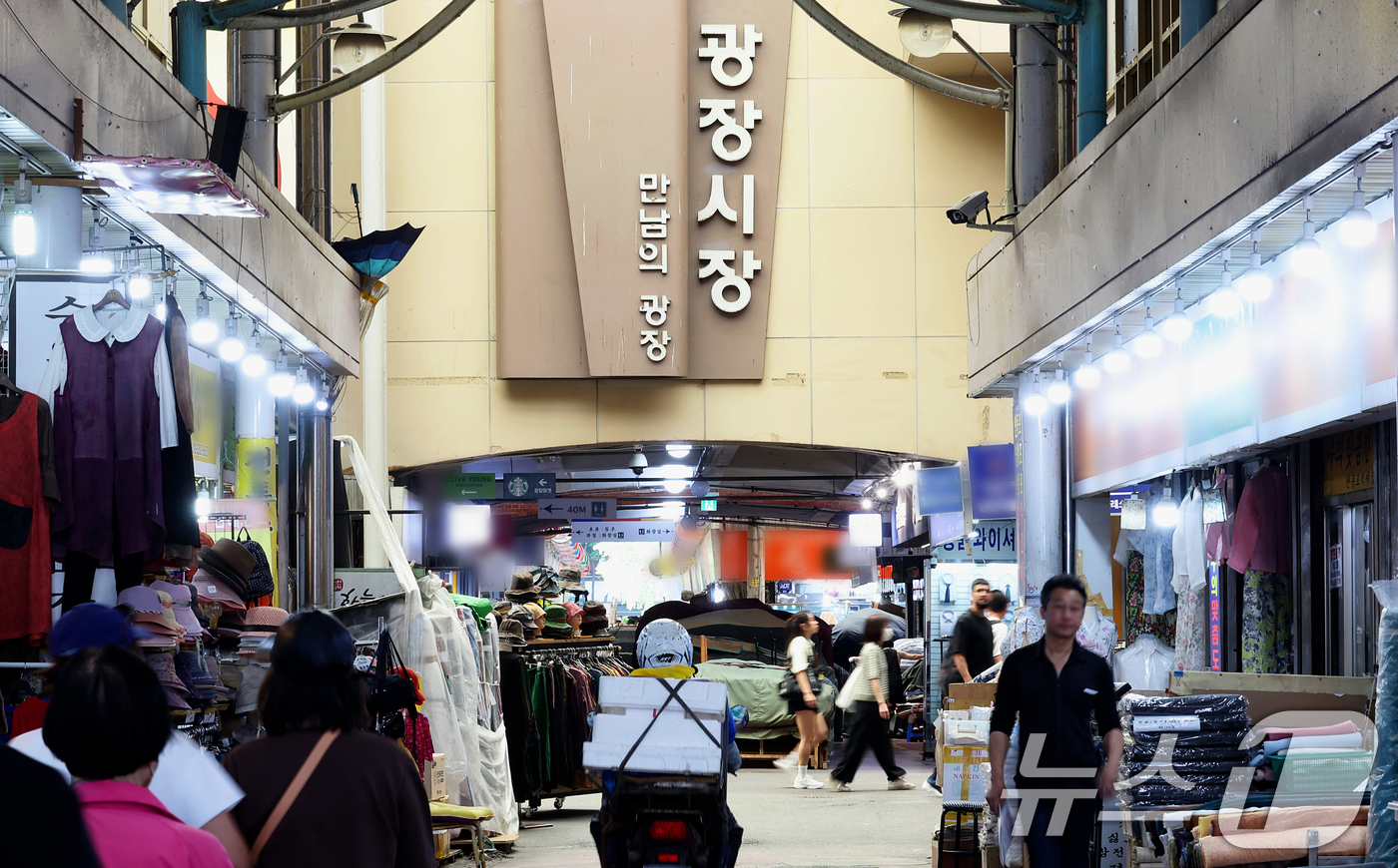 (서울=뉴스1) 조연우 인턴기자 = 18일 오전 서울 종로구 광장시장이 시민들과 관광객들로 붐비고 있다. 종로구는 오는 6월 1일부터 바가지요금 근절 등을 위해 노점 실명제를 시행 …