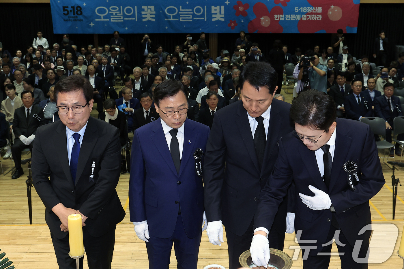 (서울=뉴스1) 박정호 기자 = 정원오 더불어민주당 서울시장 후보(오른쪽부터)와 오세훈 국민의힘 서울시장 후보, 정근식 서울시교육감 후보, 한만중 서울시교육감 후보가 18일 오전 …
