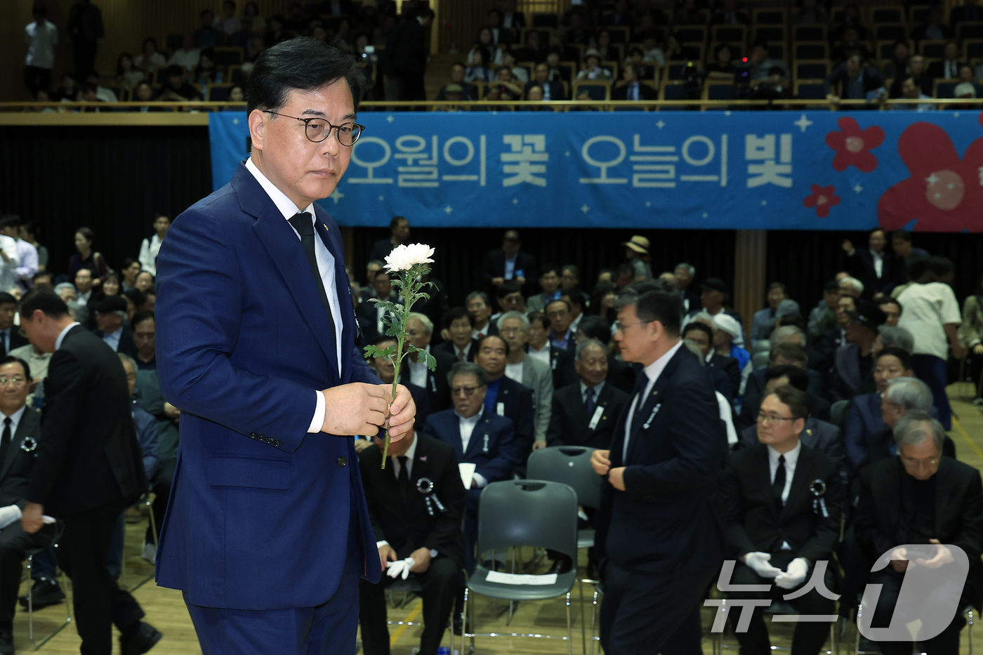 (서울=뉴스1) 박정호 기자 = 송언석 국민의힘 원내대표가 18일 오전 서울 중구 서울시청 다목적홀에서 열린 5.18민주화운동 제46주년 서울기념식에서 헌화, 분향을 위해 이동하고 …