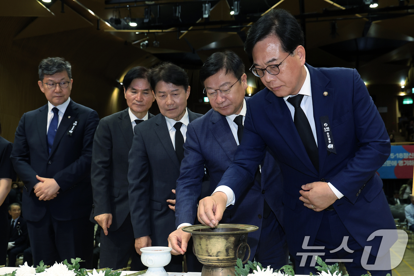 (서울=뉴스1) 박정호 기자 = 송언석 국민의힘 원내대표와 정점식 의원 등이 18일 오전 서울 중구 서울시청 다목적홀에서 열린 5.18민주화운동 제46주년 서울기념식에서 헌화, 분 …