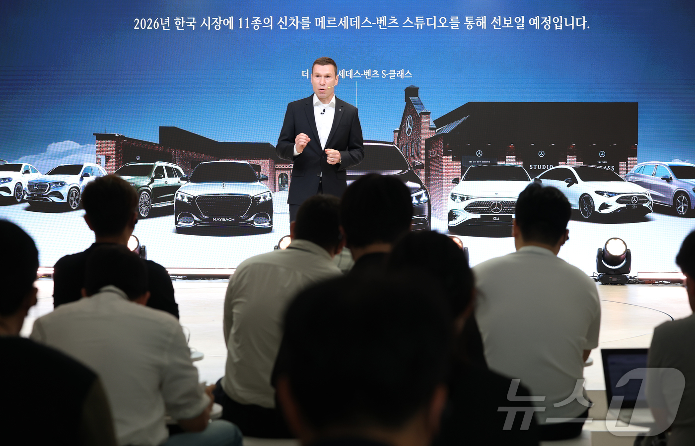 (서울=뉴스1) 오대일 기자 = 마티아스 바이틀 메르세데스-벤츠 코리아 대표이사가 18일 서울 성수동에 전 세계 다섯 번째로 오픈한 '메르세데스-벤츠 스튜디오 서울'에서 열린 기자 …