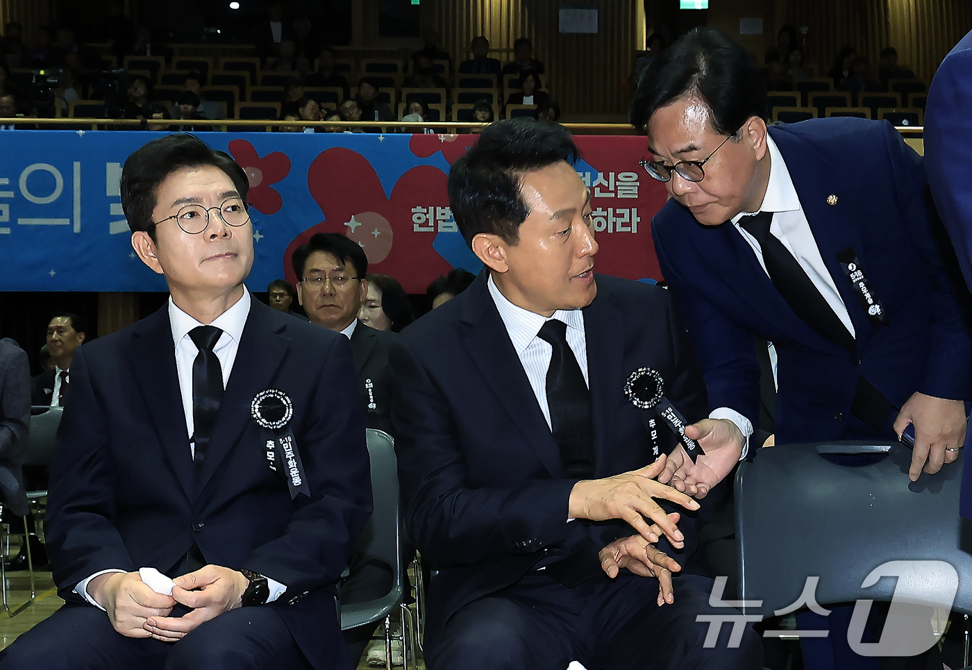 (서울=뉴스1) 박정호 기자 = 송언석 국민의힘 원내대표와 오세훈 서울시장 후보가 18일 오전 서울 중구 서울시청 다목적홀에서 열린 5.18민주화운동 제46주년 서울기념식에서 헌화 …