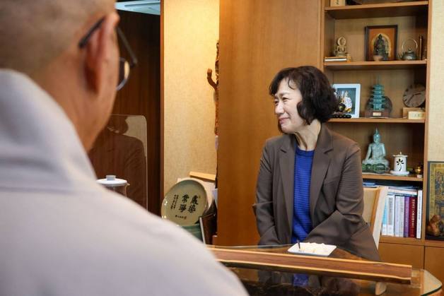 정원오 후보 배우자 문혜정 씨, 잇달아 종교계 예방