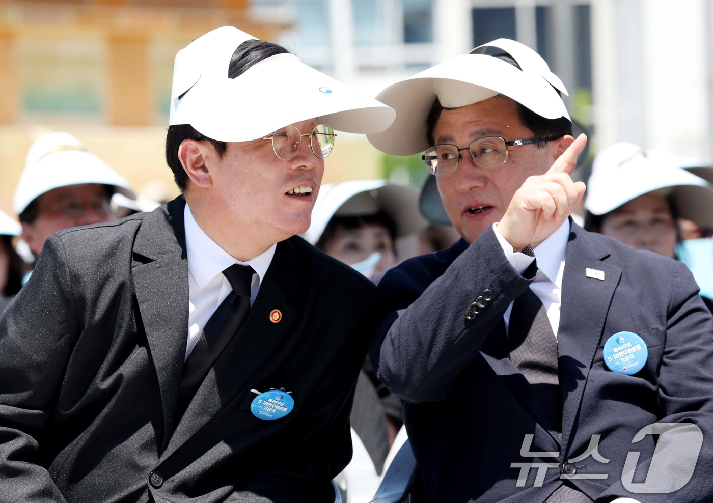 (광주=뉴스1) 이재명 기자 = 김영훈 고용노동부 장관과 김성환 기후에너지환경부 장관이 18일 광주 동구 5.18 민주광장에서 열린 제 46주년 5.18 민주화운동 기념식에 참석해 …