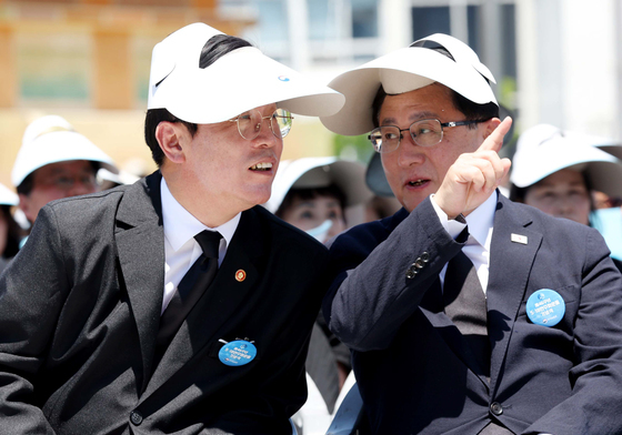 대화하는 김영훈·김성환 장관