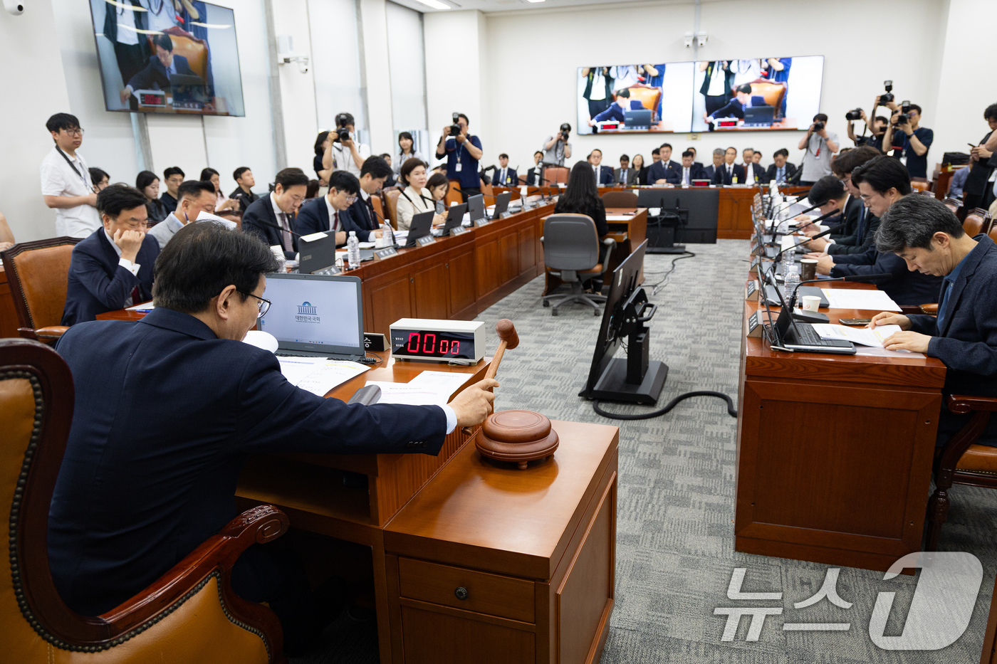 (서울=뉴스1) 유승관 기자 = 권칠승 국회 행정안전위원장이 18일 서울 여의도 국회에서 열린 제435회 국회(임시회) 행정안전위원회 제1차 전체회의에서 의사봉을 두드리고 있다. …