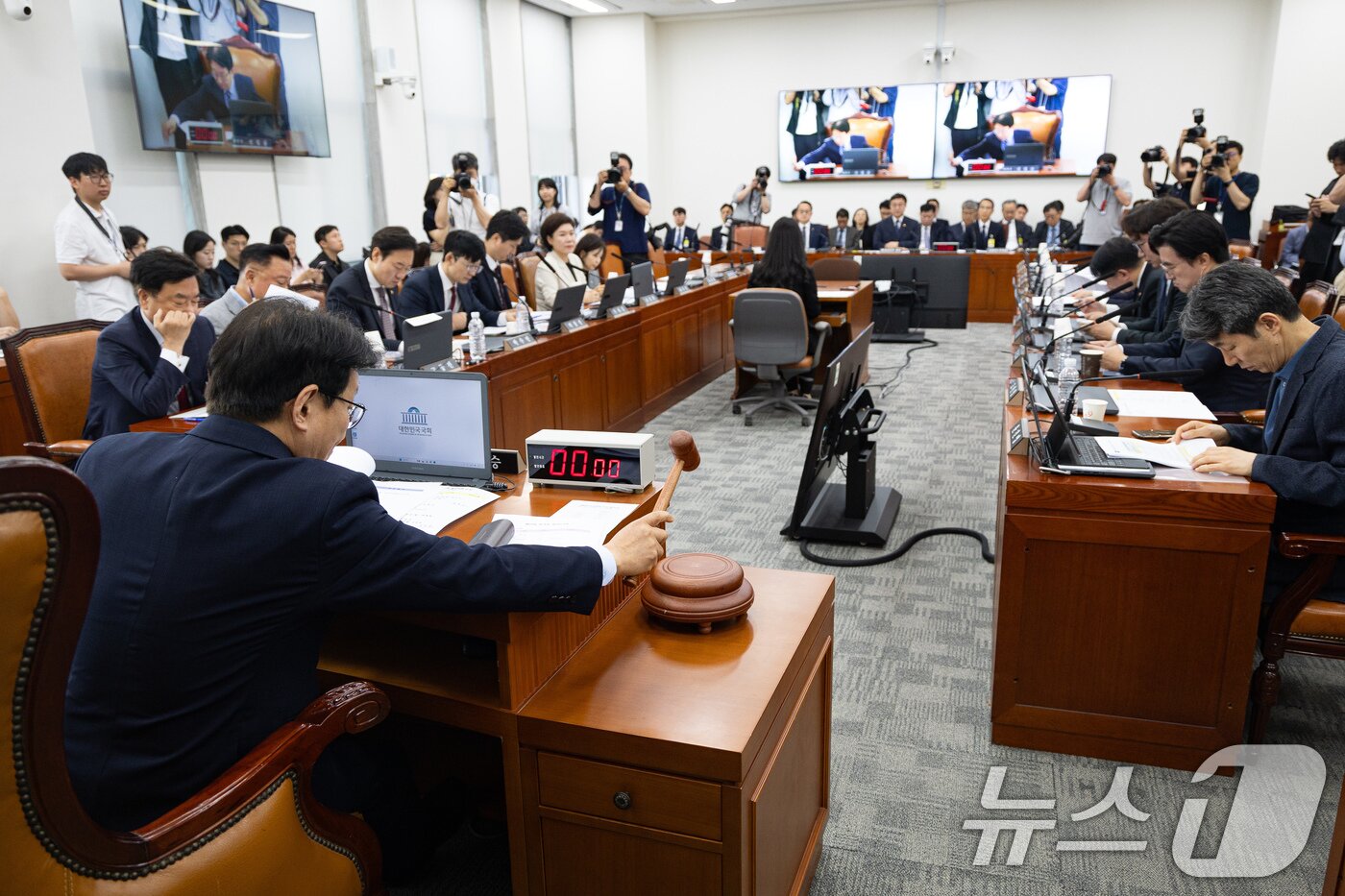 본문 이미지 - 권칠승 국회 행정안전위원장이 18일 서울 여의도 국회에서 열린 제435회 국회(임시회) 행정안전위원회 제1차 전체회의에서 의사봉을 두드리고 있다. 2026.5.18 ⓒ 뉴스1 유승관 기자