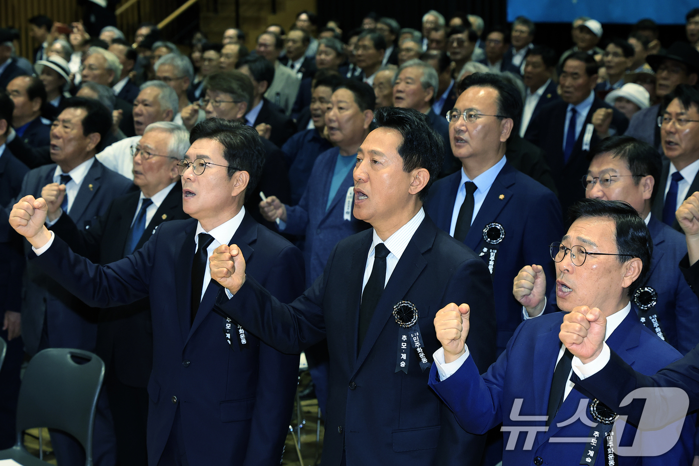 (서울=뉴스1) 박정호 기자 = 정원오 더불어민주당 서울시장 후보(왼쪽부터)와 오세훈 국민의힘 서울시장 후보, 정근식 서울시교육감 후보 등 참석자들이 18일 오전 서울 중구 서울시 …