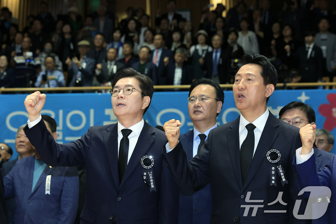 (서울=뉴스1) 박정호 기자 = 정원오 더불어민주당 서울시장 후보(왼쪽)와 오세훈 국민의힘 서울시장 후보가 18일 오전 서울 중구 서울시청 다목적홀에서 열린 5.18민주화운동 제4 …