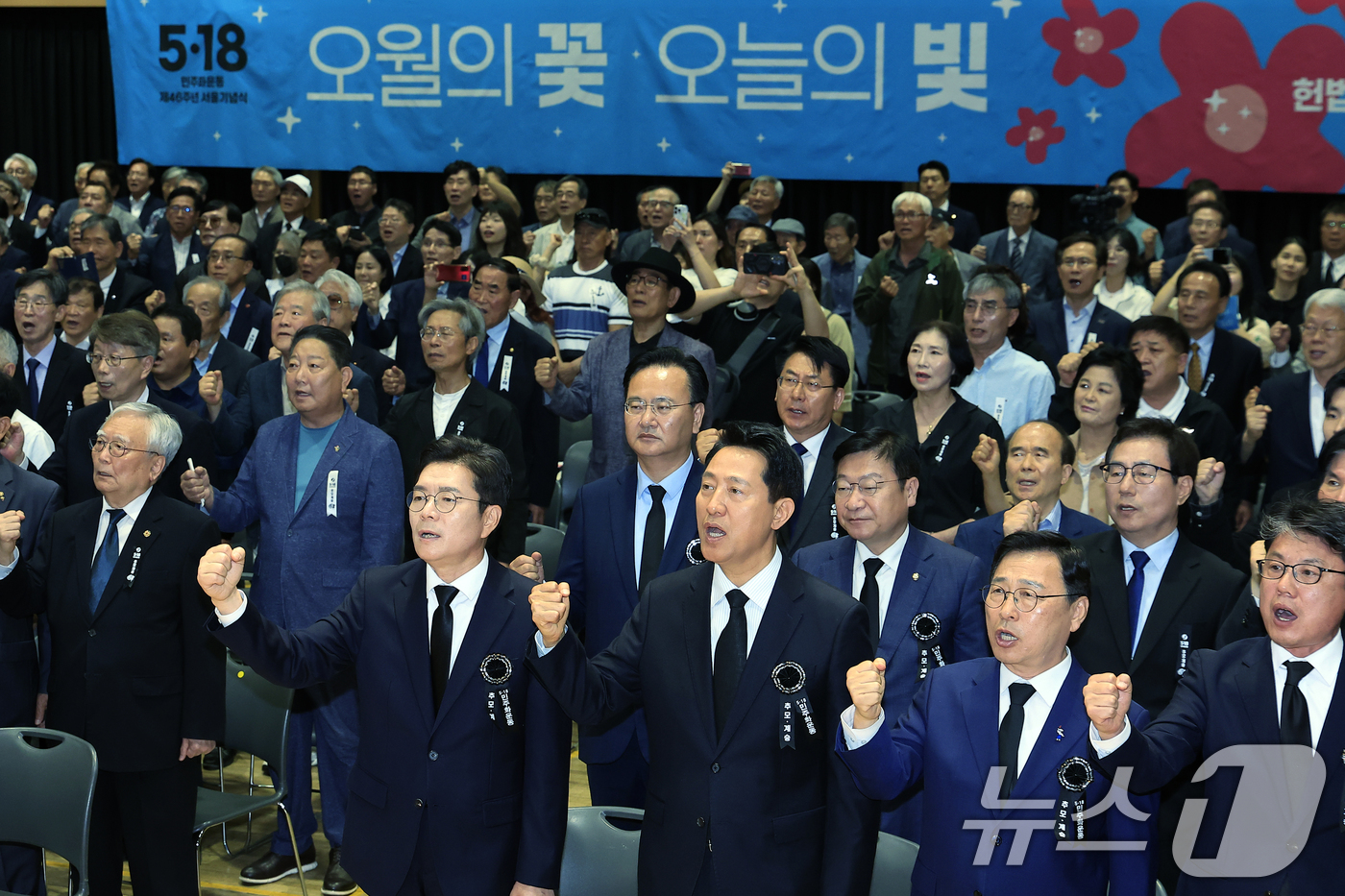 (서울=뉴스1) 박정호 기자 = 정원오 더불어민주당 서울시장 후보(왼쪽부터)와 오세훈 국민의힘 서울시장 후보, 정근식 서울시교육감 후보 등 참석자들이 18일 오전 서울 중구 서울시 …