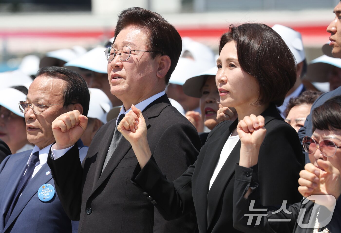 본문 이미지 - 이재명 대통령과 김혜경 여사가 18일 광주 동구 5·18민주광장에서 열린 제46주년 5·18민주화운동 기념식에서 임을 위한 행진곡을 제창하고 있다. 2026.5.18 ⓒ 뉴스1 이재명 기자