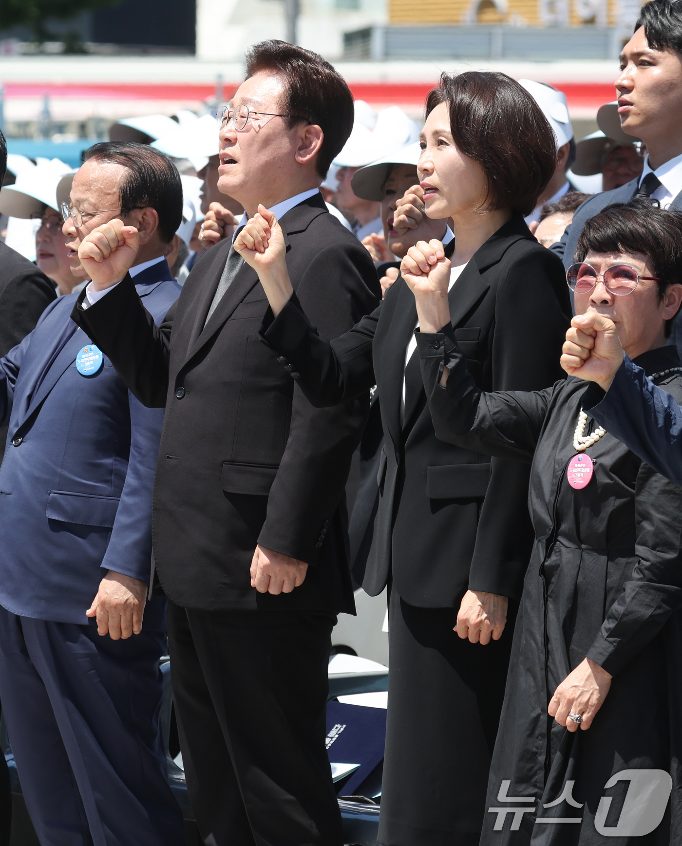 (광주=뉴스1) 이재명 기자 = 이재명 대통령과 김혜경 여사가 18일 광주 동구 5·18민주광장에서 열린 제46주년 5·18민주화운동 기념식에서 임을 위한 행진곡을 제창하고 있다. …