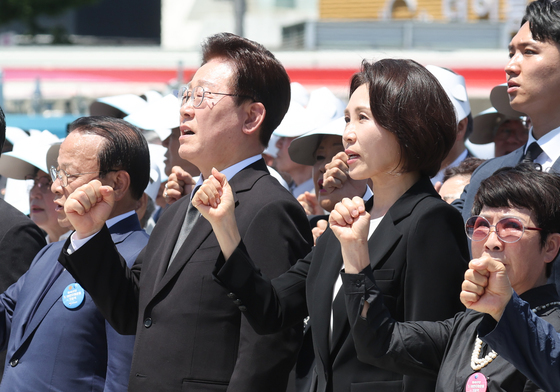 이재명 대통령 부부, 임을 위한 행진곡 제창