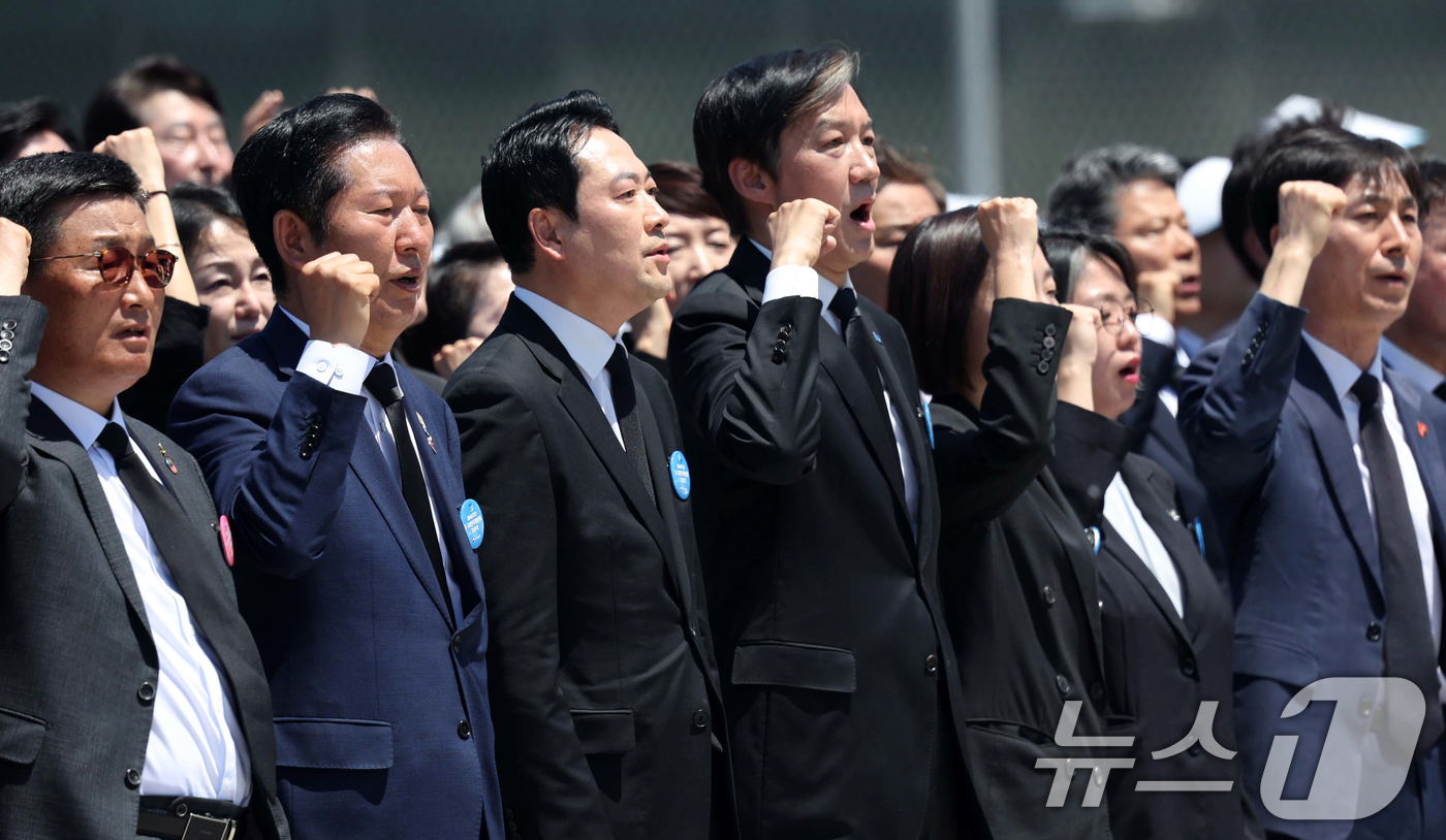 (광주=뉴스1) 이재명 기자 = 정청래 더불어민주당 대표, 장동혁 국민의힘 대표, 조국 조국혁신당 대표가 18일 광주 동구 5·18민주광장에서 열린 제46주년 5·18민주화운동 기 …