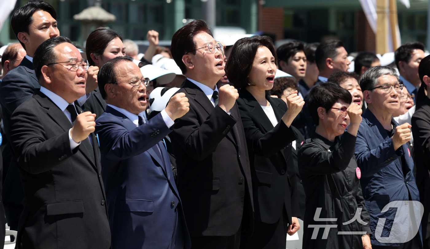 (광주=뉴스1) 이재명 기자 = 이재명 대통령과 김혜경 여사가 18일 광주 동구 5·18민주광장에서 열린 제46주년 5·18민주화운동 기념식에서 임을 위한 행진곡을 제창하고 있다. …