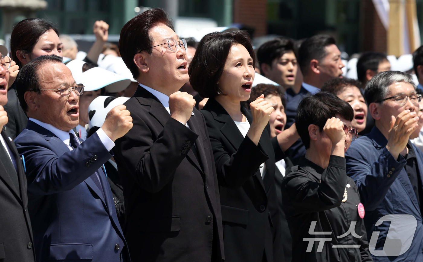 (광주=뉴스1) 이재명 기자 = 이재명 대통령과 김혜경 여사가 18일 광주 동구 5·18민주광장에서 열린 제46주년 5·18민주화운동 기념식에서 임을 위한 행진곡을 제창하고 있다. …