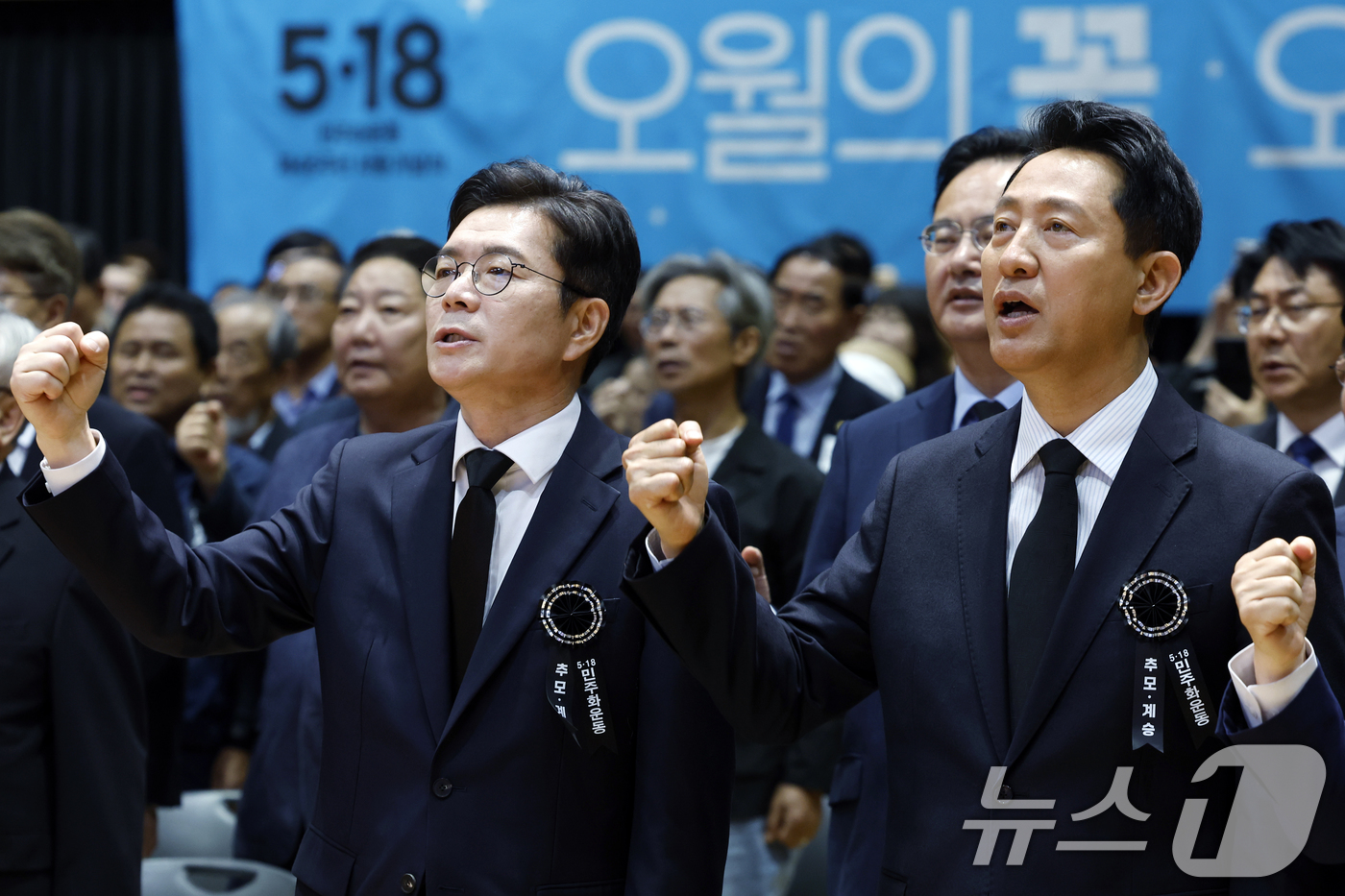 (서울=뉴스1) 박정호 기자 = 정원오 더불어민주당 서울시장 후보(왼쪽)와 오세훈 국민의힘 서울시장 후보가 18일 오전 서울 중구 서울시청 다목적홀에서 열린 5.18민주화운동 제4 …