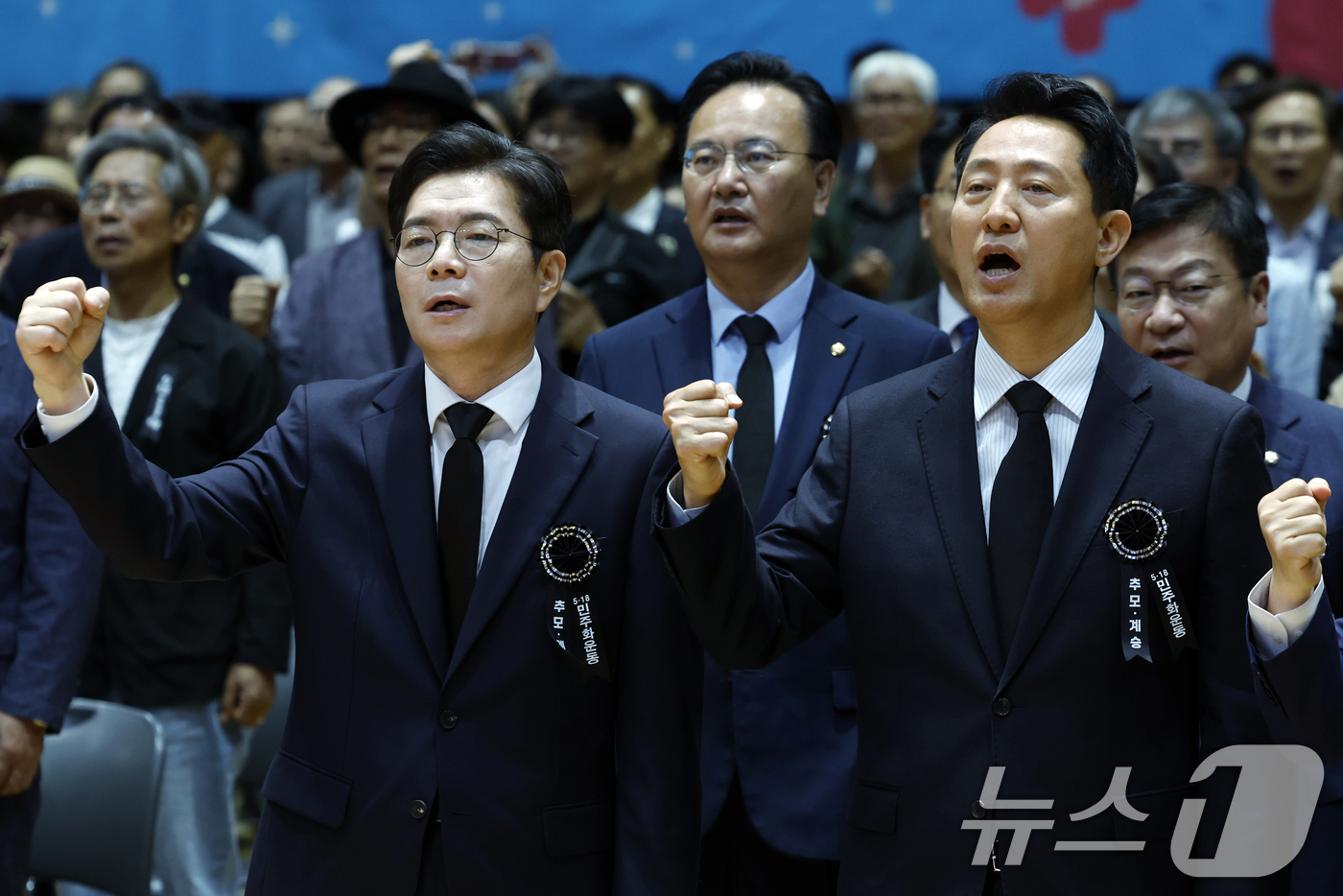 (서울=뉴스1) 박정호 기자 = 정원오 더불어민주당 서울시장 후보(왼쪽)와 오세훈 국민의힘 서울시장 후보가 18일 오전 서울 중구 서울시청 다목적홀에서 열린 5.18민주화운동 제4 …
