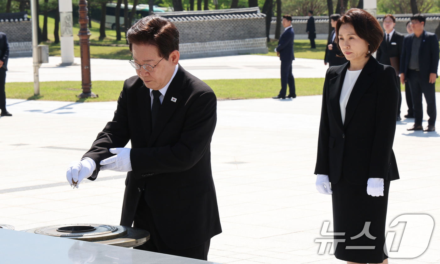 (광주=뉴스1) 광주전남사진기자단 = 이재명 대통령이 18일 광주광역시 북구 운정동 국립518민주묘지를 찾아 헌화 분향하고 있다. 2026.5.18/뉴스1