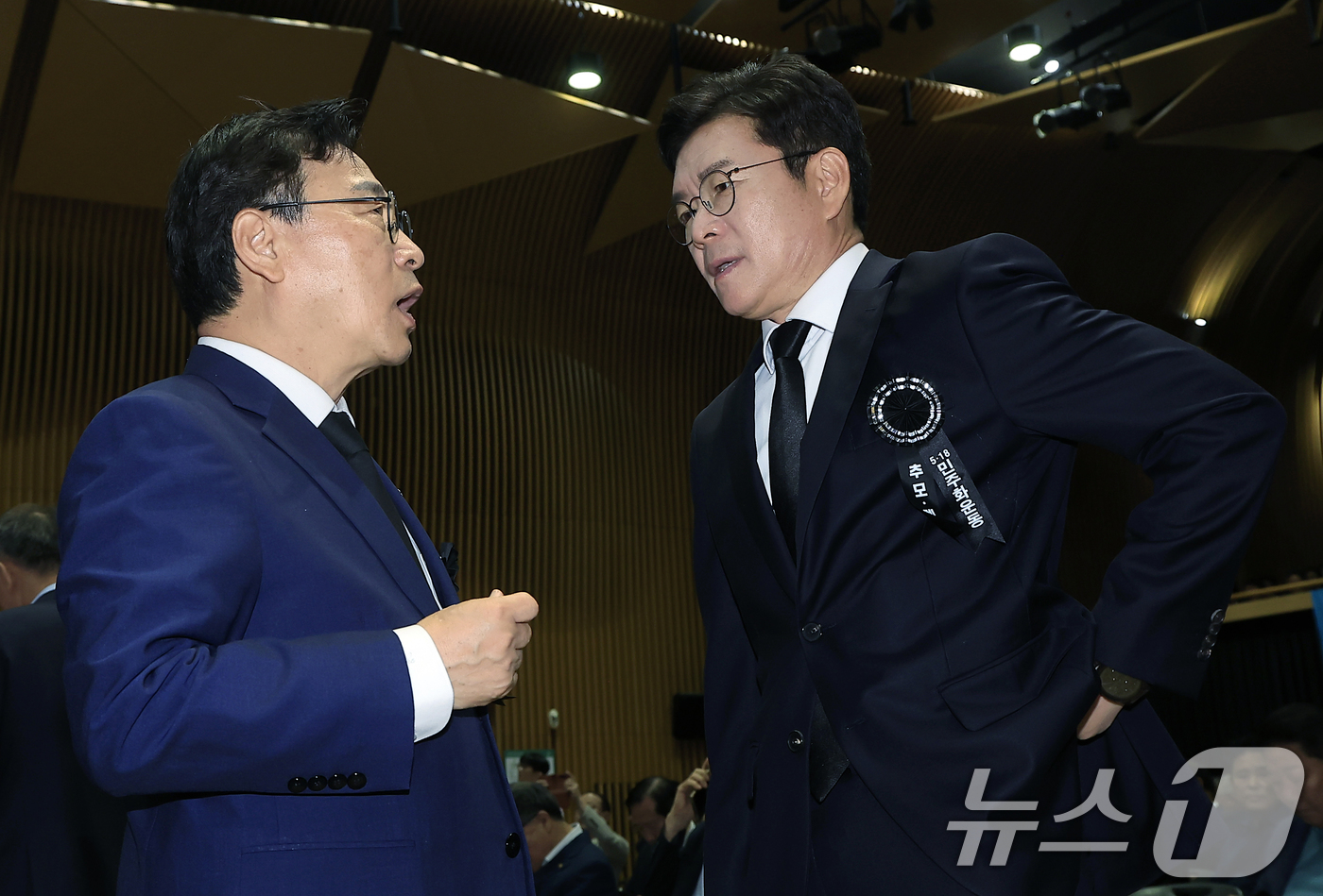 (서울=뉴스1) 박정호 기자 = 정원오 더불어민주당 서울시장 후보와 정근식 서울시교육감 후보가 18일 오전 서울 중구 서울시청 다목적홀에서 열린 5.18민주화운동 제46주년 서울기 …
