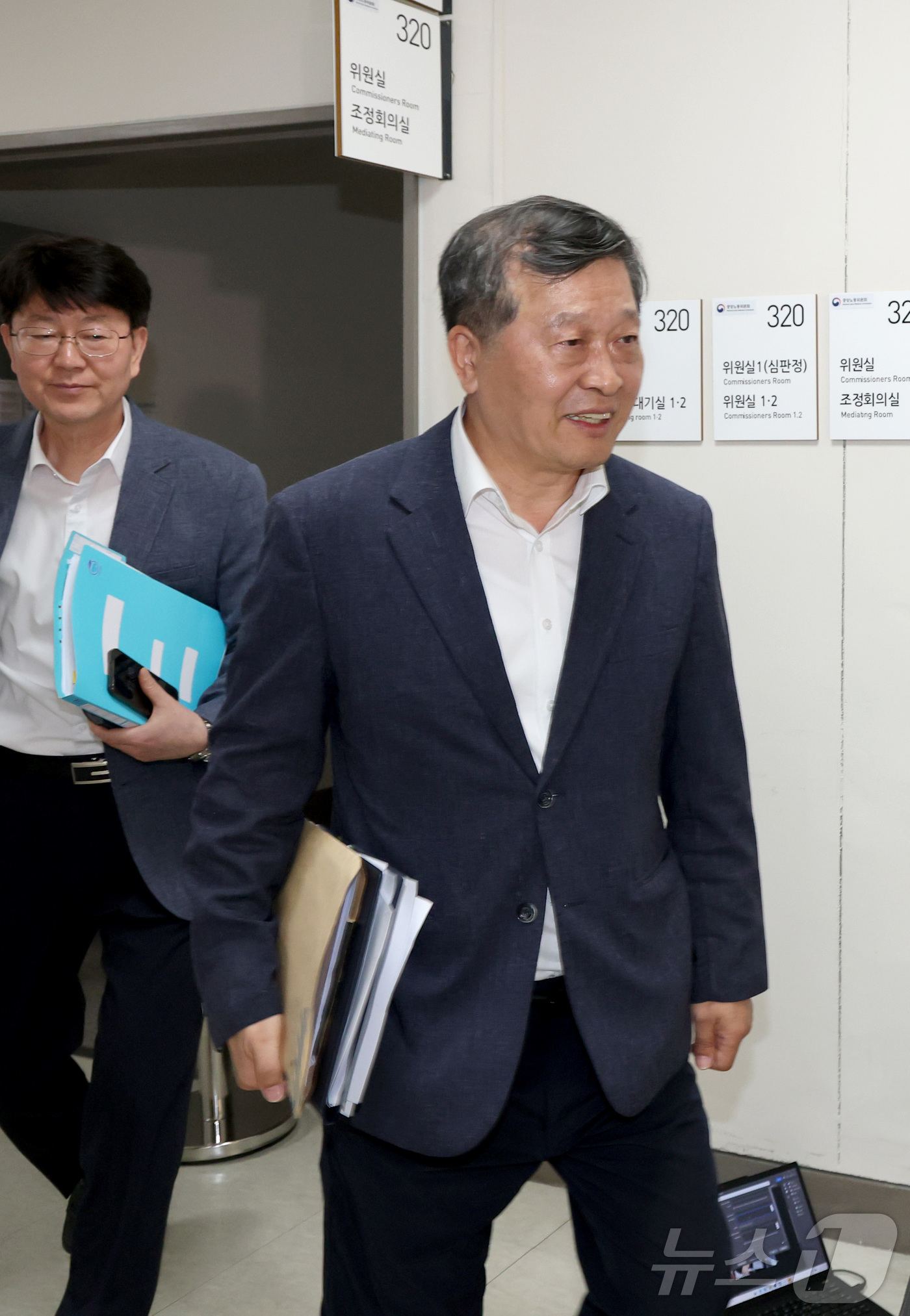 (세종=뉴스1) 김기남 기자 = 박수근 중앙노동위원회 위원장이 18일 정부세종청사 중앙노동위원회에서 열리는 2차 삼성전자 노·사후조정 회의 중 점심 식사를 위해 회의장을 나서고 있 …