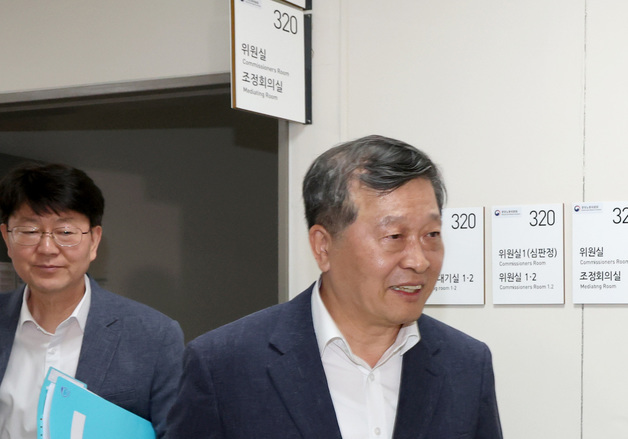 회의장 나서는 박수근 중노위원장