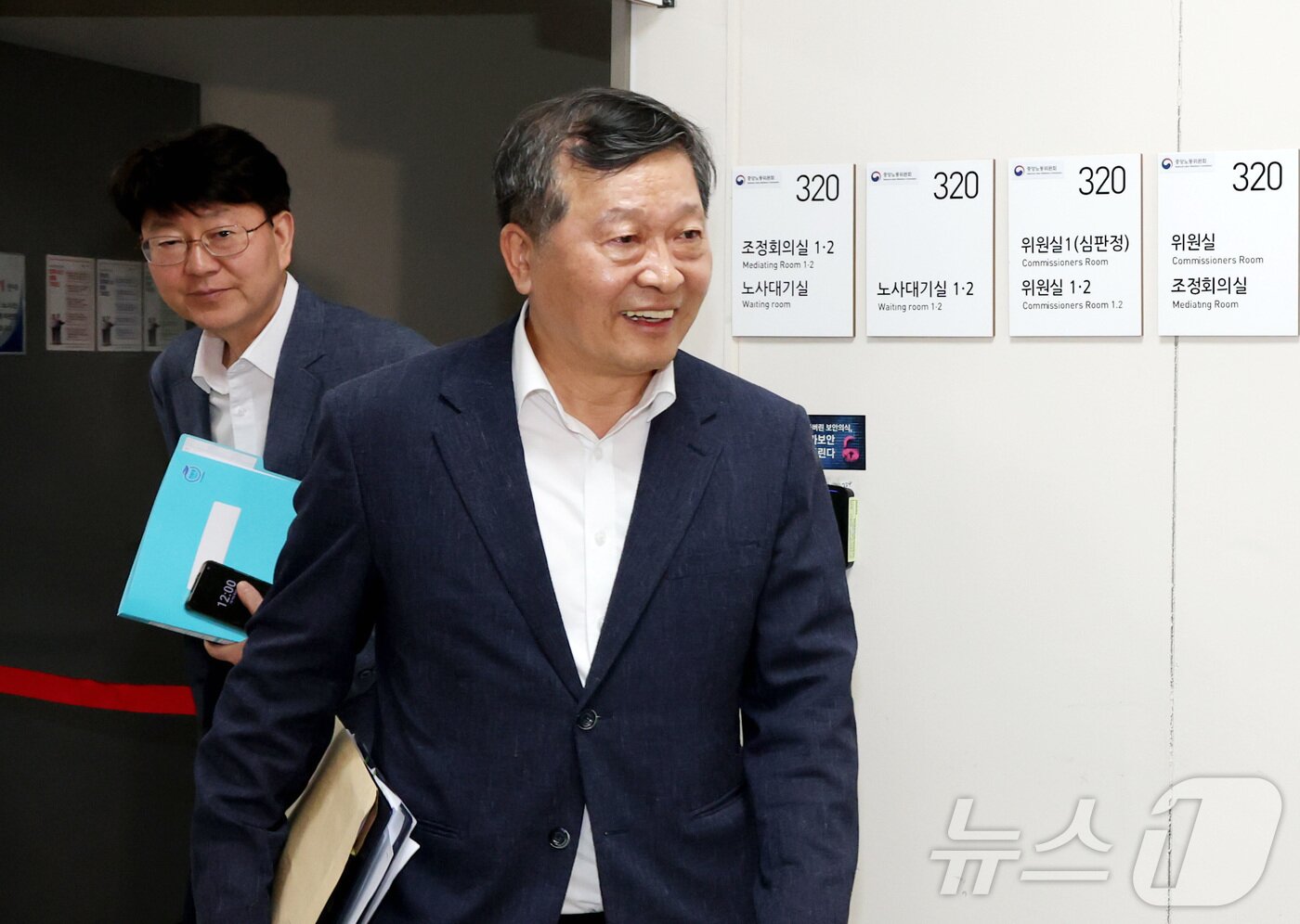 본문 이미지 - 박수근 중앙노동위원회 위원장이 18일 정부세종청사 중앙노동위원회에서 열리는 2차 삼성전자 노·사후조정 회의 중 점심 식사를 위해 회의장을 나서고 있다. 2026.5.18 ⓒ 뉴스1 김기남 기자