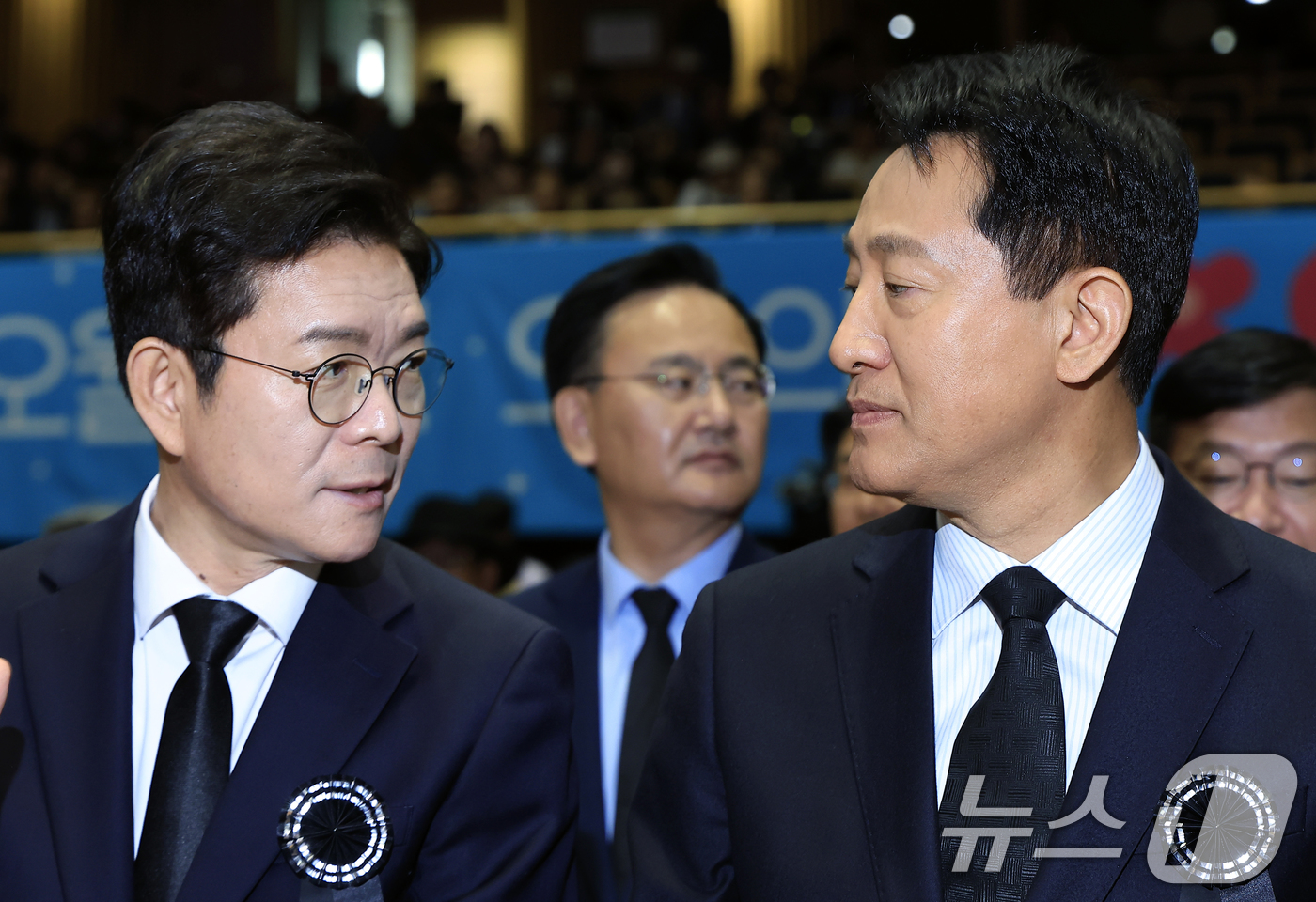 (서울=뉴스1) 박정호 기자 = 정원오 더불어민주당 서울시장 후보(왼쪽)와 오세훈 국민의힘 서울시장 후보가 18일 오전 서울 중구 서울시청 다목적홀에서 열린 5.18민주화운동 제4 …