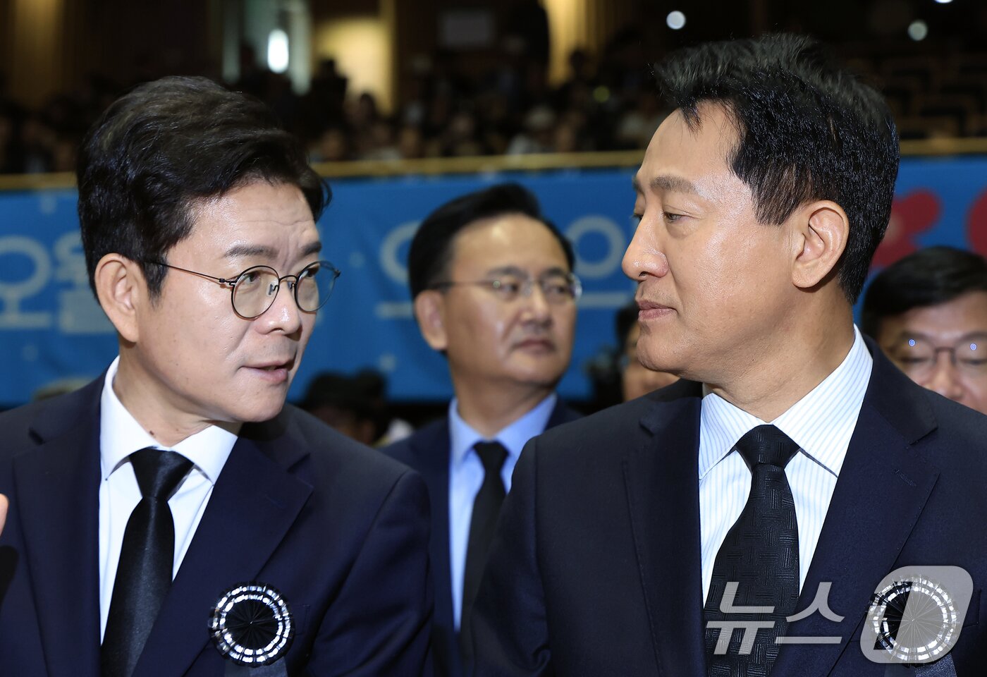 본문 이미지 - 정원오 더불어민주당 서울시장 후보(왼쪽)와 오세훈 국민의힘 서울시장 후보가 18일 오전 서울 중구 서울시청 다목적홀에서 열린 5.18민주화운동 제46주년 서울기념식에서 대화를 나누고 있다. 2026.5.18 ⓒ 뉴스1 박정호 기자