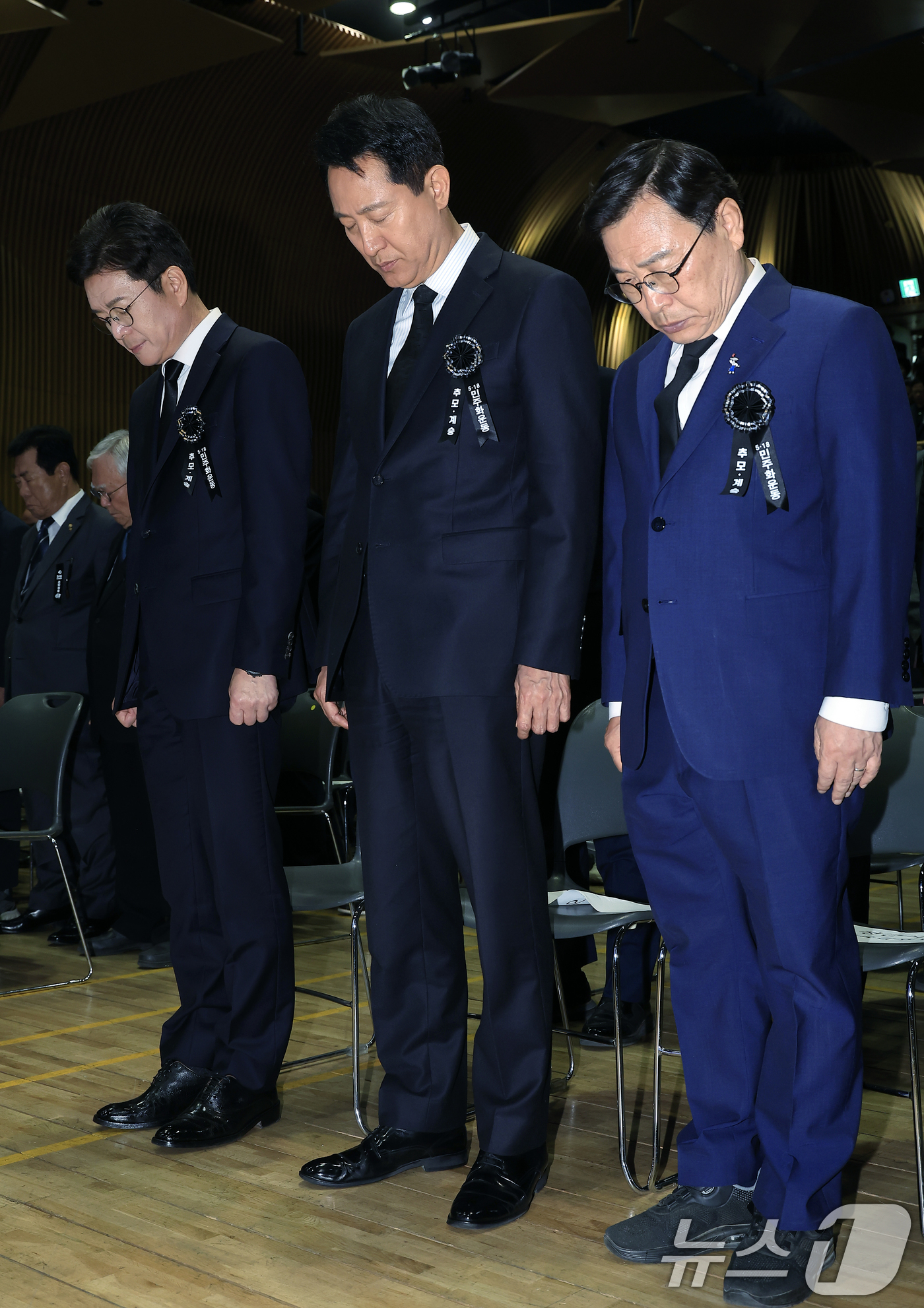 (서울=뉴스1) 박정호 기자 = 정원오 더불어민주당 서울시장 후보(왼쪽부터)와 오세훈 국민의힘 서울시장 후보, 정근식 서울시교육감 후보가 18일 오전 서울 중구 서울시청 다목적홀에 …
