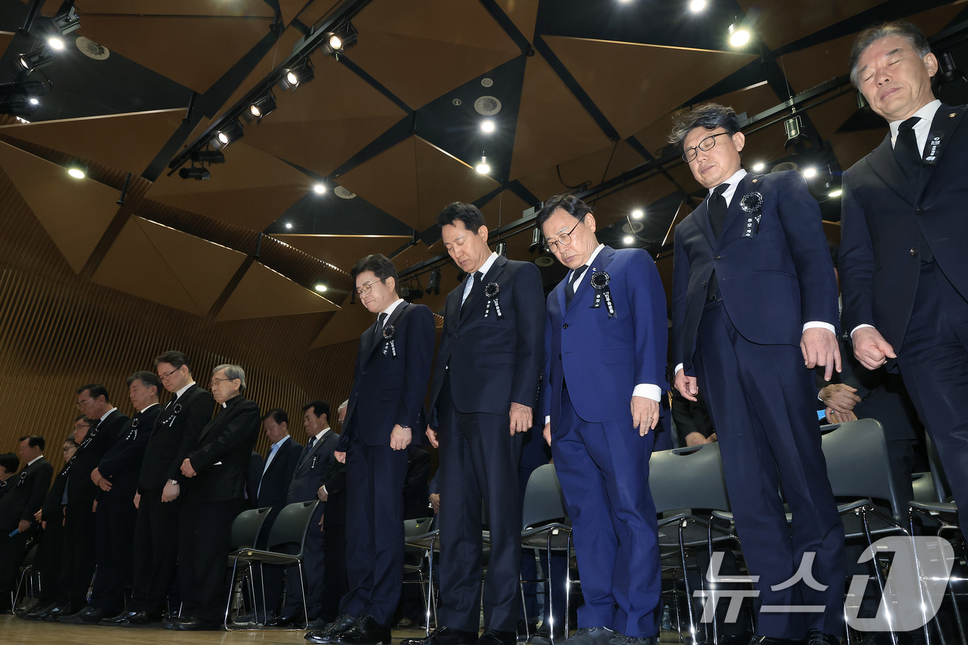 (서울=뉴스1) 박정호 기자 = 정원오 더불어민주당 서울시장 후보(왼쪽 다섯 번째부터)와 오세훈 국민의힘 서울시장 후보, 정근식 서울시교육감 후보 등이 18일 오전 서울 중구 서울 …