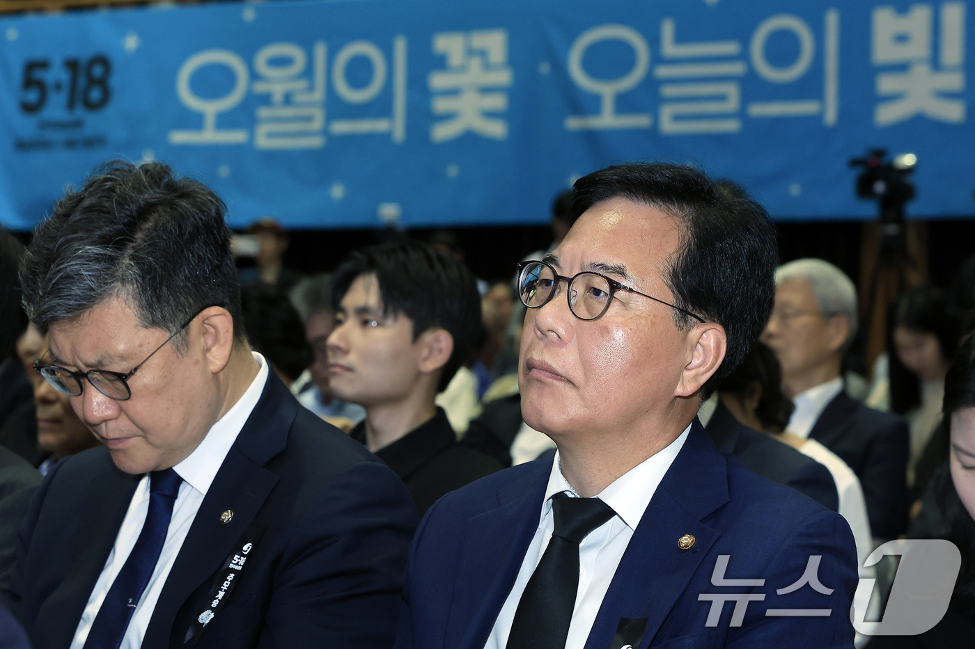 (서울=뉴스1) 박정호 기자 = 송언석 국민의힘 원내대표(오른쪽)가 18일 오전 서울 중구 서울시청 다목적홀에서 열린 5.18민주화운동 제46주년 서울기념식에 참석해 있다.  20 …