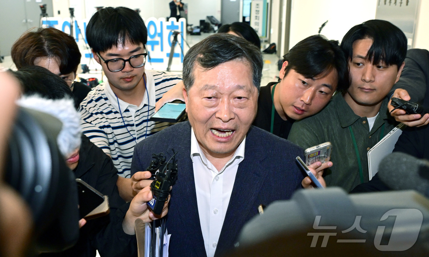 (세종=뉴스1) 김기남 기자 = 박수근 중앙노동위원회 위원장이 18일 정부세종청사 중앙노동위원회에서 열리는 2차 삼성전자 노·사후조정 회의 중 점심 식사를 위해 회의장을 나서고 있 …