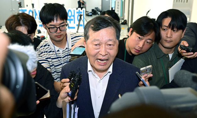 회의장 나서는 박수근 중노위원장