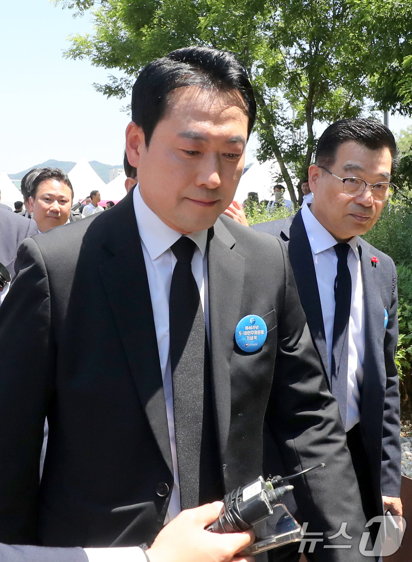 (광주=뉴스1) 김태성 기자 = 장동혁 국민의힘 대표가 18일 광주 동구 5·18민주광장에서 열린 제46주년 5·18민주화운동 기념식을 마치고 걸어나오고 있다. 2026.5.18/ …