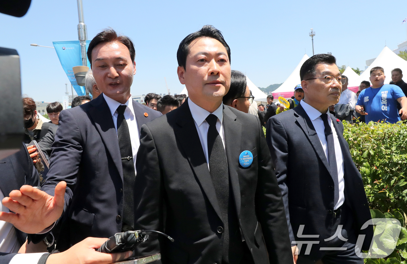 (광주=뉴스1) 김태성 기자 = 장동혁 국민의힘 대표가 18일 광주 동구 5·18민주광장에서 열린 제46주년 5·18민주화운동 기념식을 마치고 걸어나오고 있다. 2026.5.18/ …