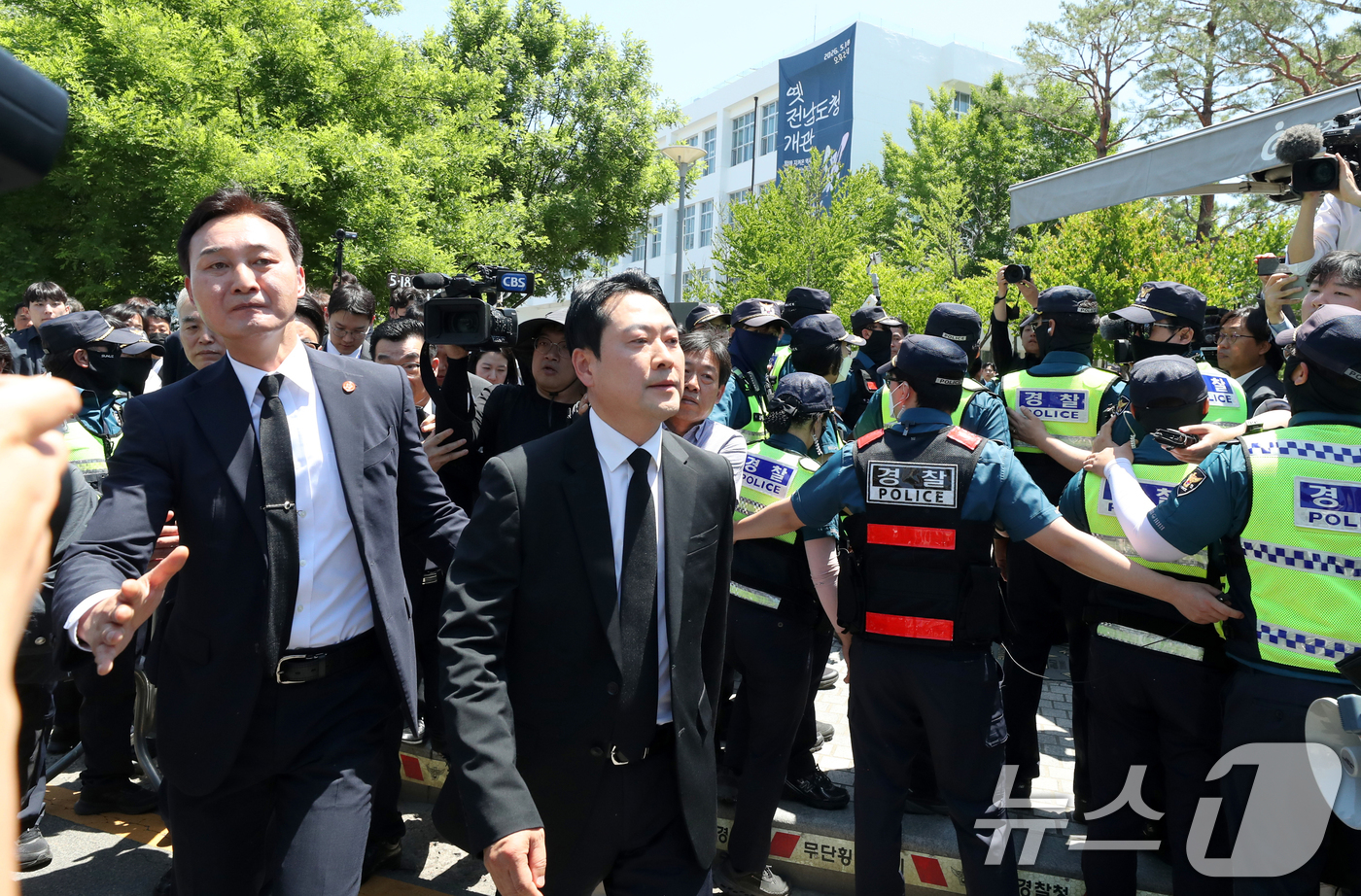 (광주=뉴스1) 김태성 기자 = 장동혁 국민의힘 대표가 18일 광주 동구 5·18민주광장에서 열린 제46주년 5·18민주화운동 기념식을 마치고 걸어나오고 있다. 2026.5.18/ …