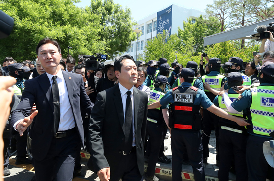 5.18기념식 마치고 나오는 장동혁 대표