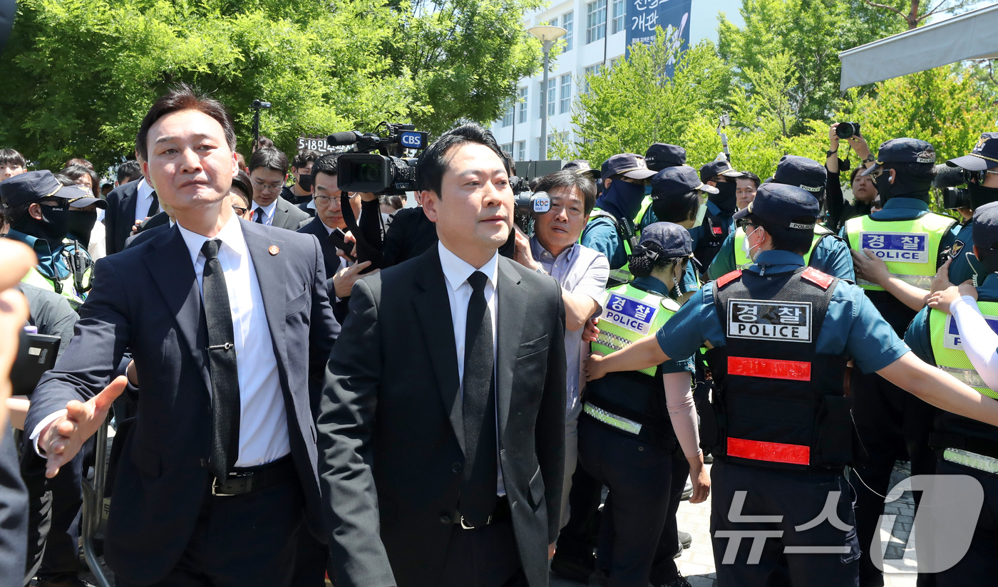 (광주=뉴스1) 김태성 기자 = 장동혁 국민의힘 대표가 18일 광주 동구 5·18민주광장에서 열린 제46주년 5·18민주화운동 기념식을 마치고 걸어나오고 있다. 2026.5.18/ …