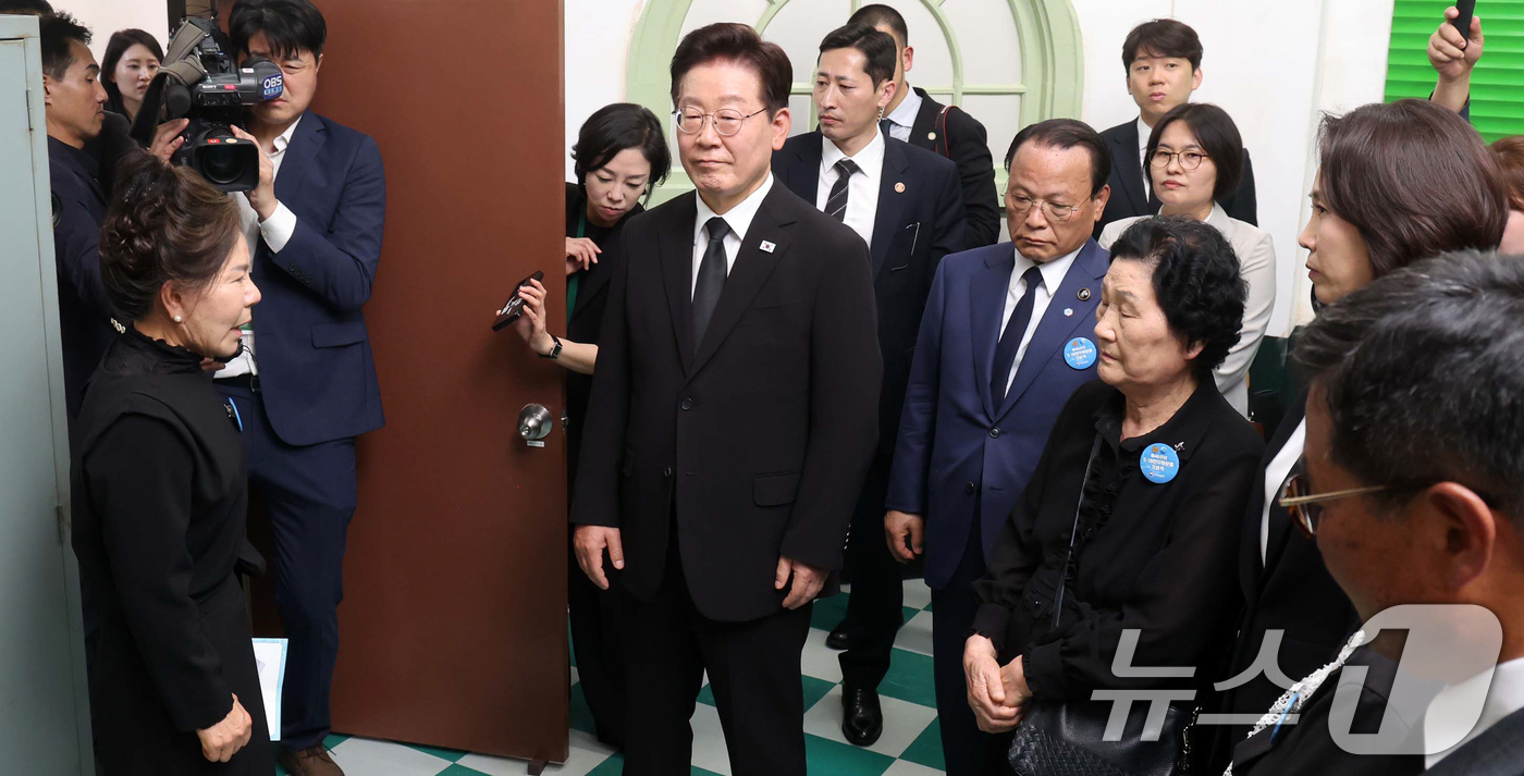 (광주=뉴스1) 이재명 기자 = 이재명 대통령이 18일 광주 동구 금남로 옛 전남도청 개관식에 참석해 마지막 새벽방송 당사자인 박영순씨와 이야기를 나누고 있다. 2026.5.18/ …