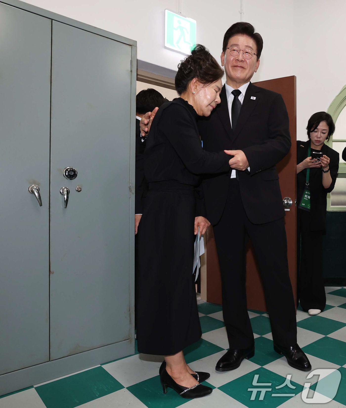 (광주=뉴스1) 이재명 기자 = 이재명 대통령이 18일 광주 동구 금남로 옛 전남도청 개관식에 참석해 마지막 새벽방송 당사자인 박영순씨를 위로하고 있다. 2026.5.18/뉴스1