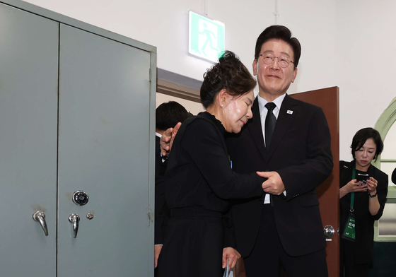 박영순씨 위로하는 이재명 대통령