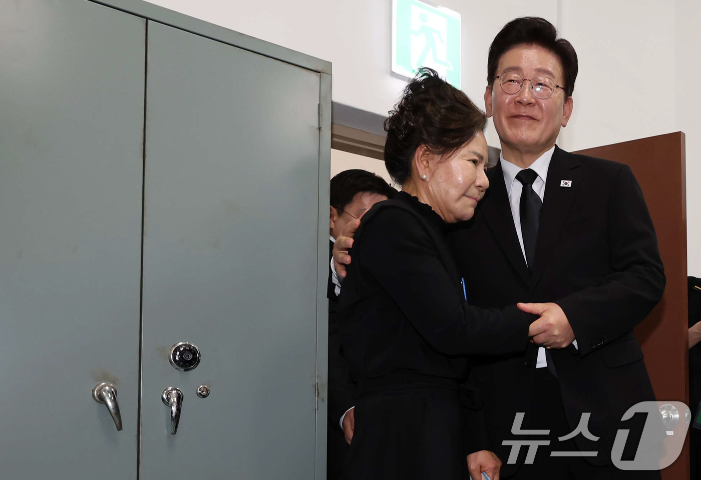 (광주=뉴스1) 이재명 기자 = 이재명 대통령이 18일 광주 동구 금남로 옛 전남도청 개관식에 참석해 마지막 새벽방송 당사자인 박영순씨를 위로하고 있다. 2026.5.18/뉴스1