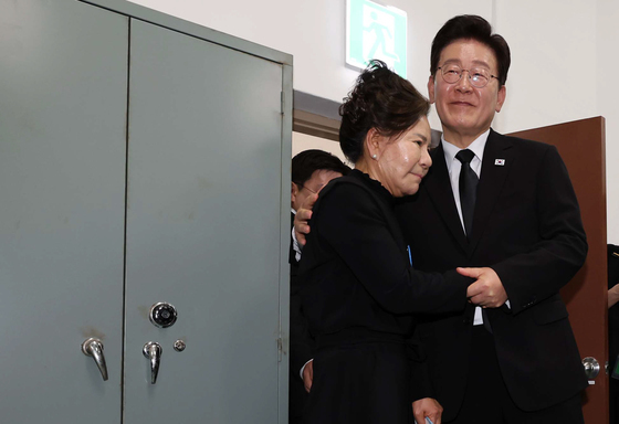 李대통령, 5·18 마지막 방송자 만나 "12월 3일에 이 방송 따라했다"