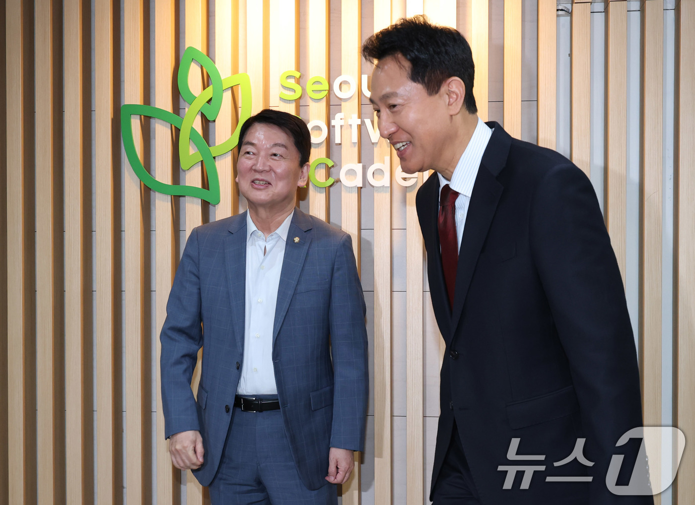 (서울=뉴스1) 박지혜 기자 = 오세훈 국민의힘 서울시장 후보가 18일 서울 영등포구 청년취업사관학교에서 안철수 의원과 만나 인사를 나누고 있다. 2026.5.18/뉴스1