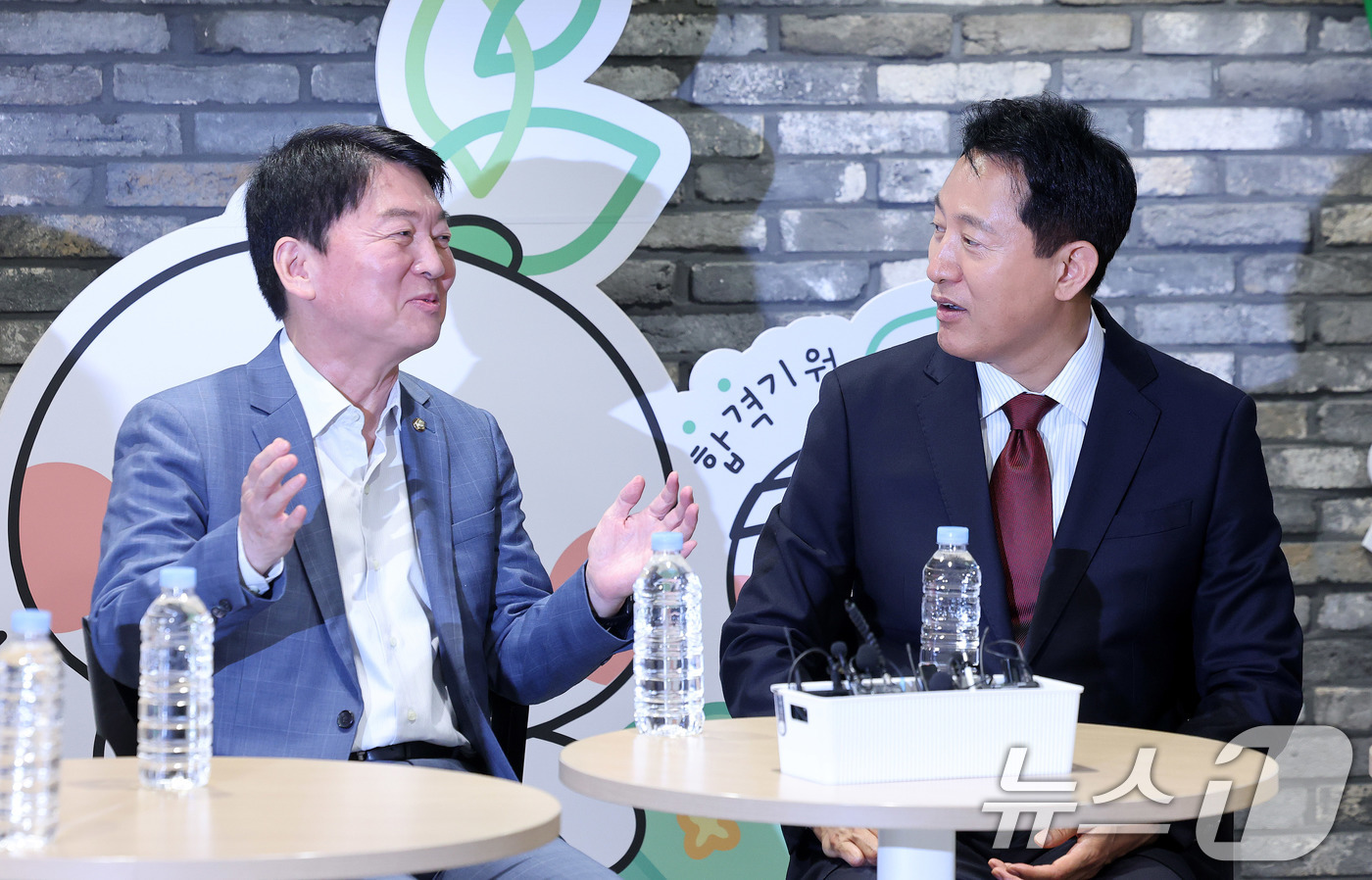 (서울=뉴스1) 박지혜 기자 = 오세훈 국민의힘 서울시장 후보가 안철수 의원과 함께 18일 서울 영등포구 청년취업사관학교에서 청년들을 만나 간담회를 갖고 있다. 2026.5.18/ …