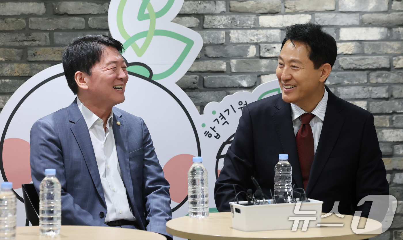 (서울=뉴스1) 박지혜 기자 = 오세훈 국민의힘 서울시장 후보가 안철수 의원과 함께 18일 서울 영등포구 청년취업사관학교에서 청년들을 만나 간담회를 갖고 있다. 2026.5.18/ …